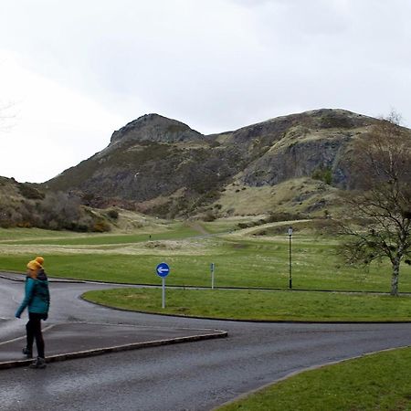 2 Bedrooms Flat Central Edinburgh, Sleeps 6, In The Shadow Of Holyrood Park And Arthur'S Seat With Free Parking, Two Bed Rooms Ngoại thất bức ảnh