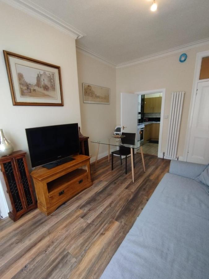 2 Bedrooms Flat Central Edinburgh, Sleeps 6, In The Shadow Of Holyrood Park And Arthur'S Seat With Free Parking, Two Bed Rooms Ngoại thất bức ảnh