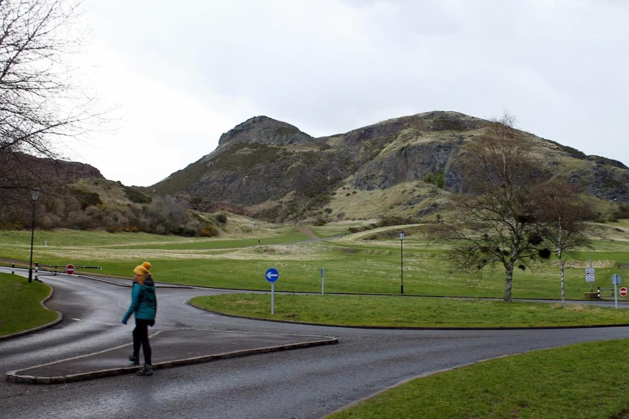 2 Bedrooms Flat Central Edinburgh, Sleeps 6, In The Shadow Of Holyrood Park And Arthur'S Seat With Free Parking, Two Bed Rooms Ngoại thất bức ảnh